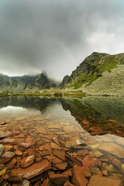 Paisagem alpina nos Alpes, com nuvens de pôr do sol e lago geleira — Fotografia de Stock