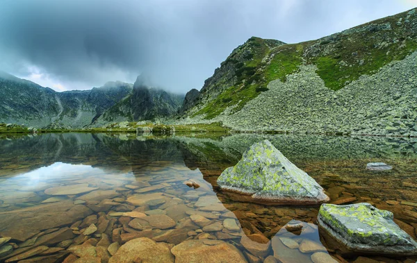 Alpine scenery in the Alps, with sunset clouds and glacier lake — Stock Photo, Image