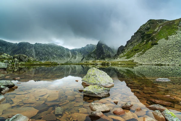 Alpine scenery in the Alps, with sunset clouds and glacier lake — Stock Photo, Image