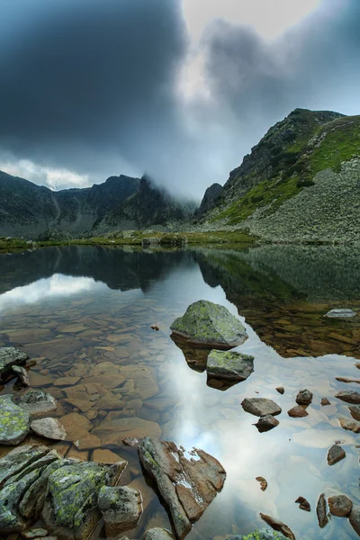 Alpine Landschaft in den Alpen, mit Sonnenuntergangswolken und Gletschersee — Stockfoto