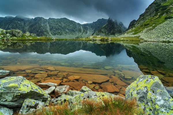 在阿尔卑斯山，与晚霞和冰川湖的高山风景 — 图库照片