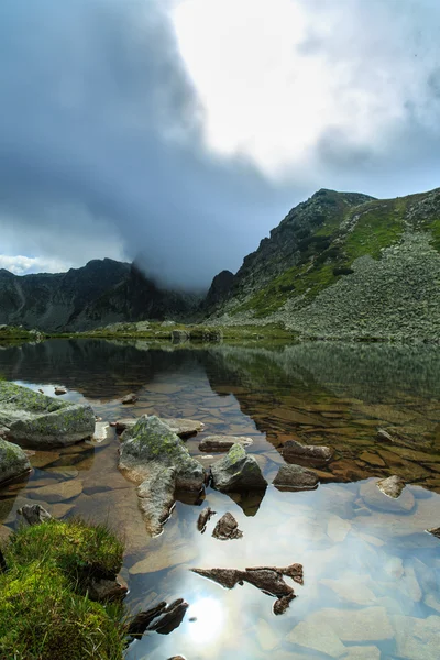 Alpejskie krajobrazy w Alpach, z zachodu słońca chmury i jezioro — Zdjęcie stockowe