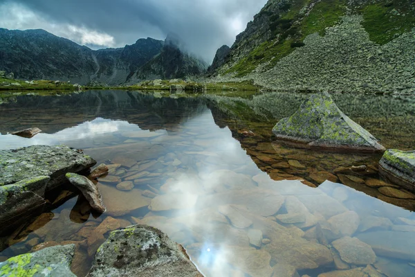 在阿尔卑斯山，与晚霞和冰川湖的高山风景 — 图库照片