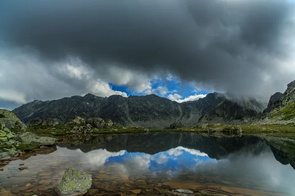 Alpine scenery in the Alps, with sunset clouds and glacier lake — Stock Photo, Image