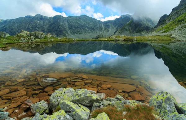 Alpine scenery in the Alps, with sunset clouds and glacier lake — Stock Photo, Image