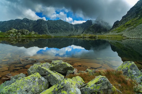 Alpine scenery in the Alps, with sunset clouds and glacier lake — Stock Photo, Image