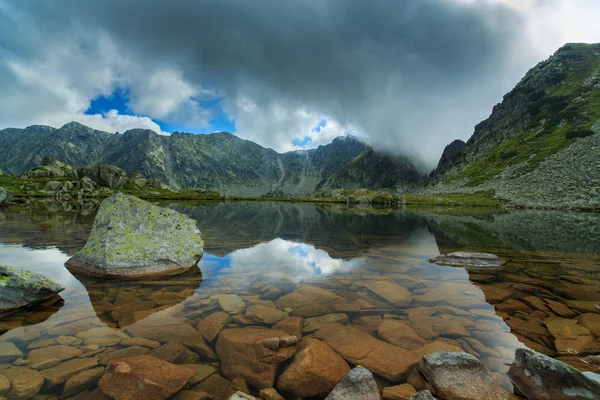 Alpine scenery in the Alps, with sunset clouds and glacier lake — Stock Photo, Image