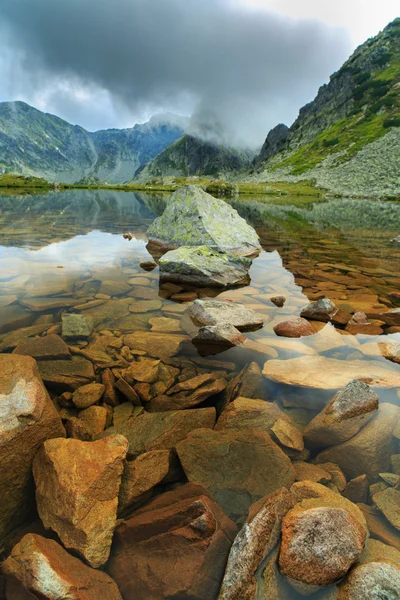 Alpine scenery in the Alps, with sunset clouds and glacier lake — Stock Photo, Image