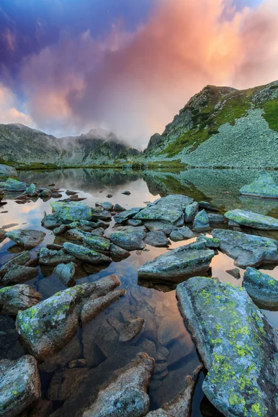 Alpine scenery in the Alps, with sunset clouds and glacier lake — Stock Photo, Image