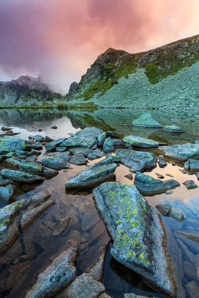 Alpine scenery in the Alps, with sunset clouds and glacier lake — Stock Photo, Image