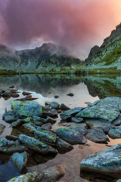 Alpine scenery in the Alps, with sunset clouds and glacier lake — Stock Photo, Image