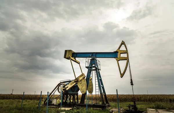 Petróleo y gas bien perfilados en el cielo dramático — Foto de Stock