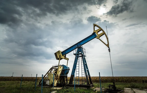 Petróleo y gas bien perfilados en el cielo dramático — Foto de Stock