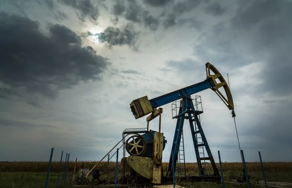 Öl und Gas gut profiliert am dramatischen Himmel — Stockfoto