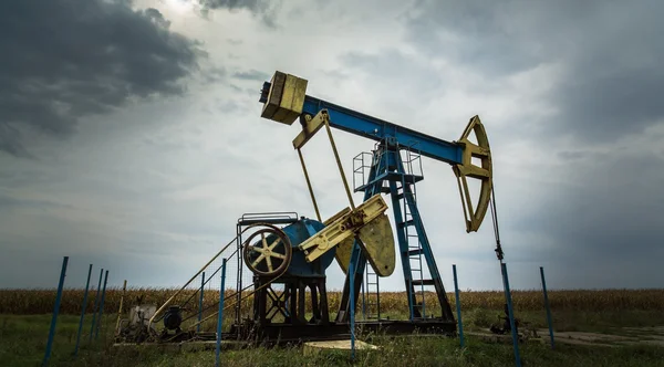 Petróleo y gas bien perfilados en el cielo dramático — Foto de Stock