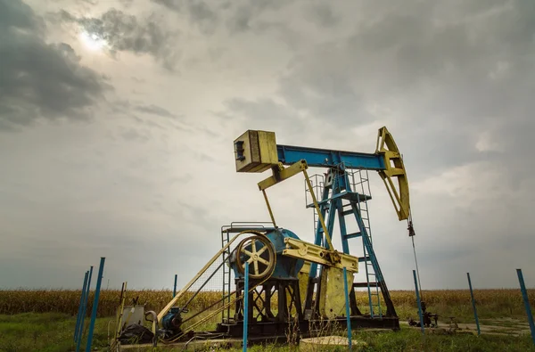 Öl und Gas gut profiliert am dramatischen Himmel — Stockfoto