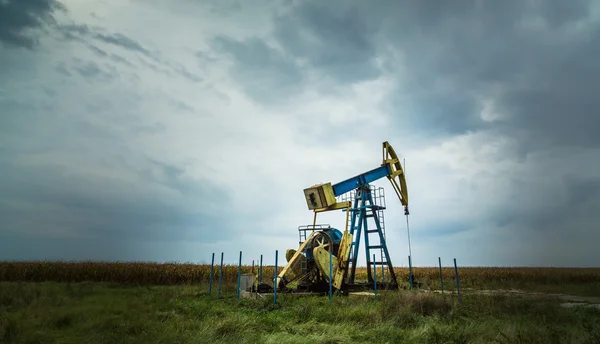 Petrol ve gaz de dramatik gökyüzü üzerinde profilli