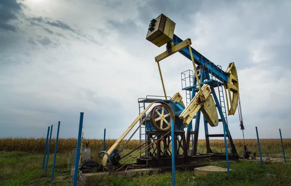 Petrol ve gaz de dramatik gökyüzü üzerinde profilli