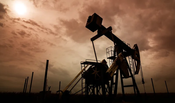 Petróleo y gas bien perfilados en el cielo dramático —  Fotos de Stock