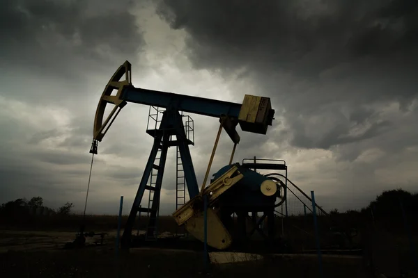 Нафта і газ добре профільовані на драматичному небі — стокове фото