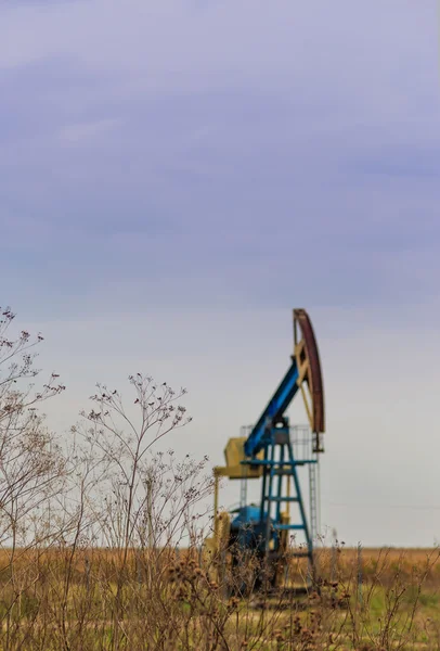 Pozo de petróleo y gas en funcionamiento — Foto de Stock