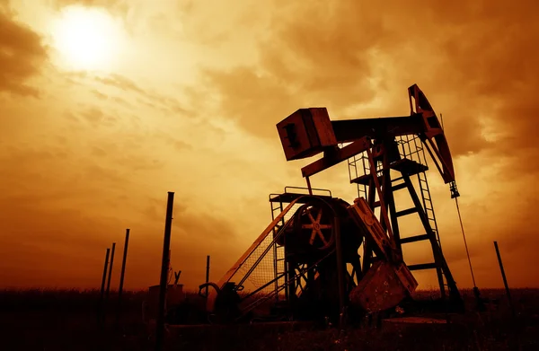 Öl und Gas gut profiliert am dramatischen Himmel lizenzfreie Stockbilder