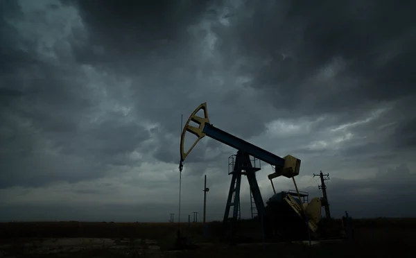 Öl und Gas gut profiliert am dramatischen Himmel Stockfoto
