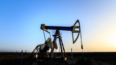 Petrol ve gaz iyi siluet uzak kırsal alanda