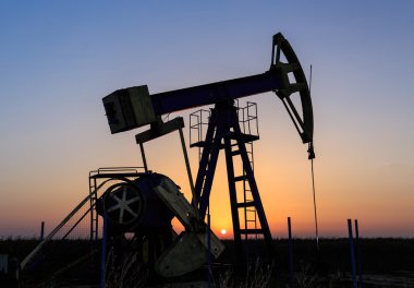 Petrol ve gaz iyi siluet uzak kırsal alanda