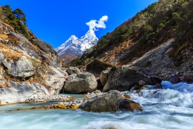 Kar kaplı dağlar ve Himalaya vadi Buzulu