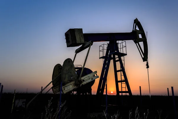 Silueta de pozos de petróleo y gas en zonas rurales remotas — Foto de Stock