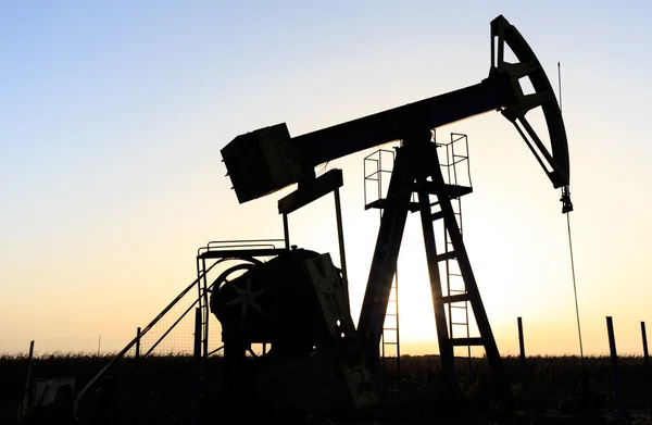 Silhouette del pozzo di petrolio e gas nella remota zona rurale — Foto Stock