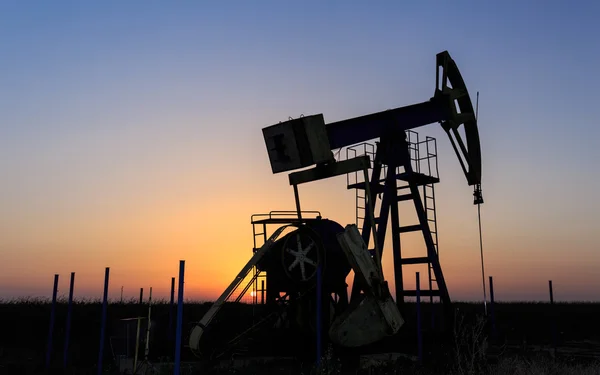 Silueta de pozos de petróleo y gas en zonas rurales remotas — Foto de Stock