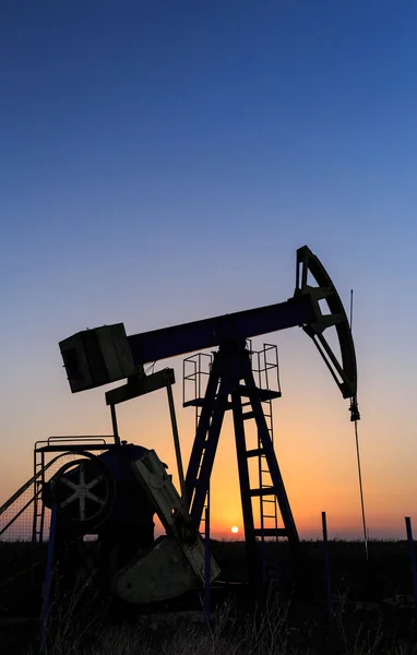 Petrol ve gaz iyi siluet uzak kırsal alanda