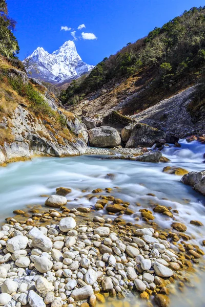 Snow covered mountains and glacier valley in Himalaya — Stock Photo, Image