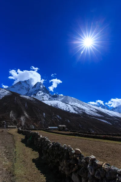 Beautiful alpine scenery in the Himalayas — Stock Photo, Image
