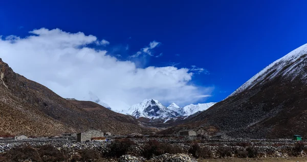 ヒマラヤの美しい山岳風景 — ストック写真