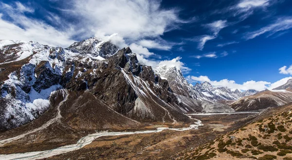 Vakkert alpint landskap i Himalaya – stockfoto