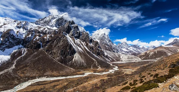 Bela paisagem alpina no Himalaia — Fotografia de Stock