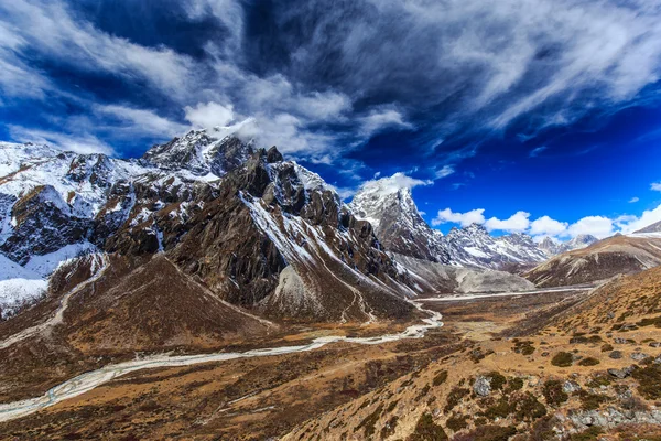 Hermoso paisaje alpino en el Himalaya — Foto de Stock