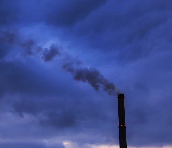 Черный дым, выброшенный из дымовых труб угольной электростанции — стоковое фото