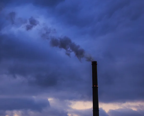 Черный дым, выброшенный из дымовых труб угольной электростанции — стоковое фото