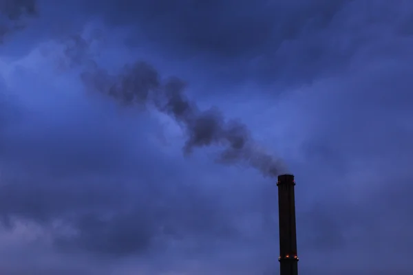 Fumée noire crachée par les cheminées de fumée des centrales au charbon — Photo