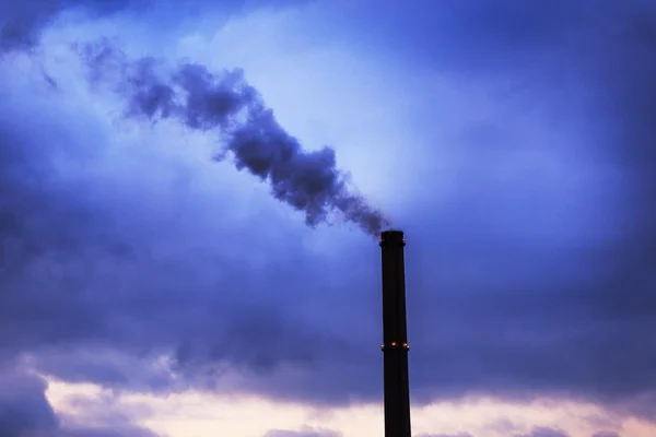 黑烟喷出从煤动力厂烟栈 — 图库照片