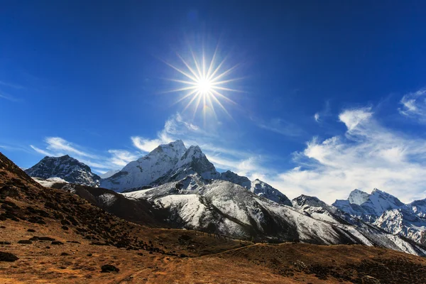 Beautiful alpine scenery in the Himalayas — Stock Image Beautiful alpine scenery in the Himalayas Stock Image