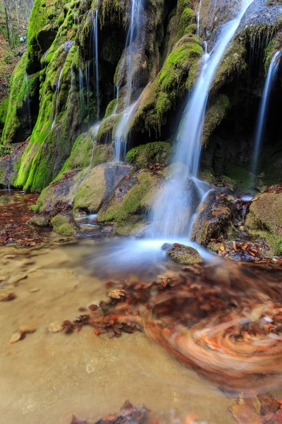 Krásný podzimní listí, vodopády a horských potok — Stock fotografie