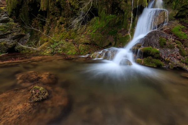 Krásný podzimní listí, vodopády a horských potok — Stock fotografie