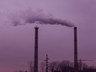 Duman kömür santralı ile endüstriyel sahne