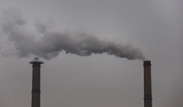 Industrial scenery with smoke from coal power plant — Stock Photo, Image