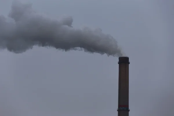 Industriële landschap met rook van kolencentrale — Stockfoto